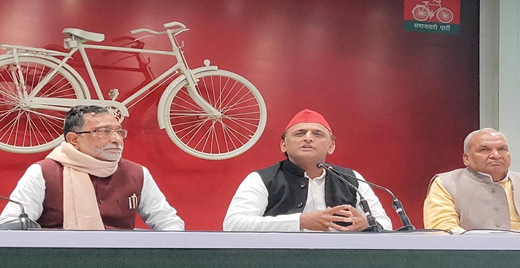 Akhilesh alleges phone tapping by Yogi govt