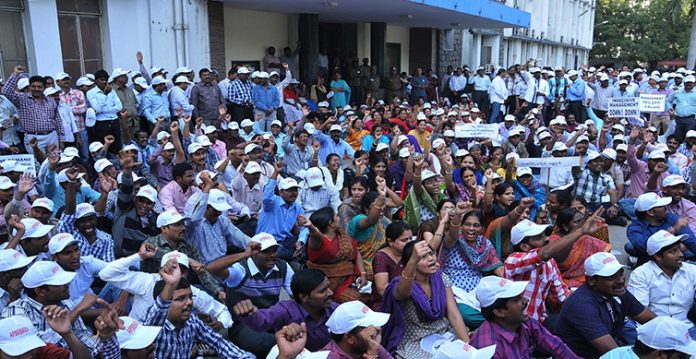 andhra pradesh govt employees threaten strike over pay revision