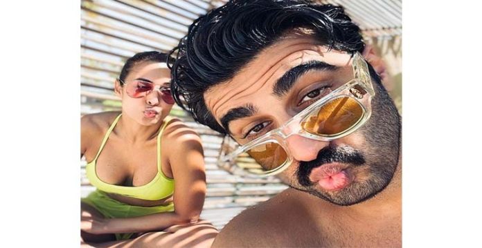 arjun, malaika wish happy new year with a 'pouty' picture