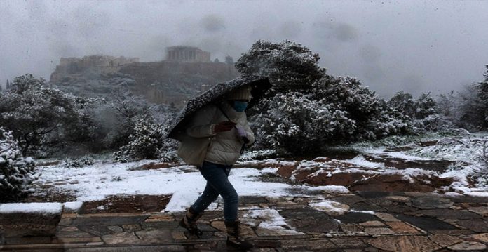 cold wave grips greece, snowfall disrupts traffic