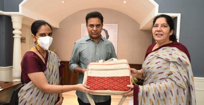 ktr, satyavathi distribute handloom sarees to anganwadi staff