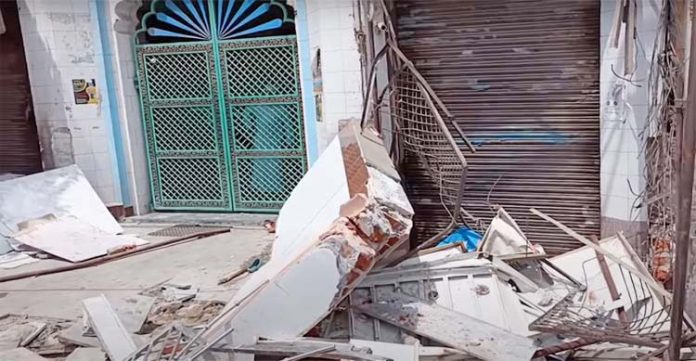 MCD pull down portion of mosque in Jahangirpuri, left temple unhurt