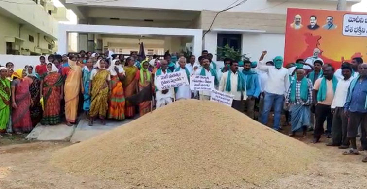 Telangana Farmers Dump Paddy