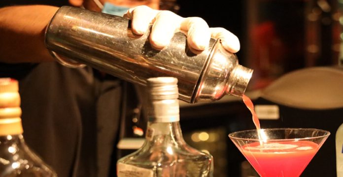 delhi government prepares to allow bars to serve alcohol till 3 am