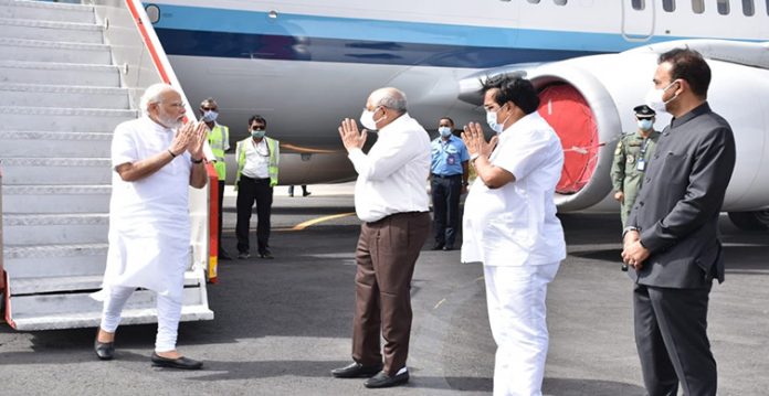 pm modi plays gujarati card in rajkot