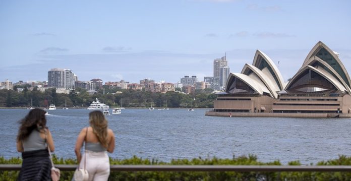 australia's economy grows 0.8% despite floods, covid surge