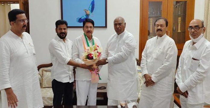 former mla praveen reddy joins congress party