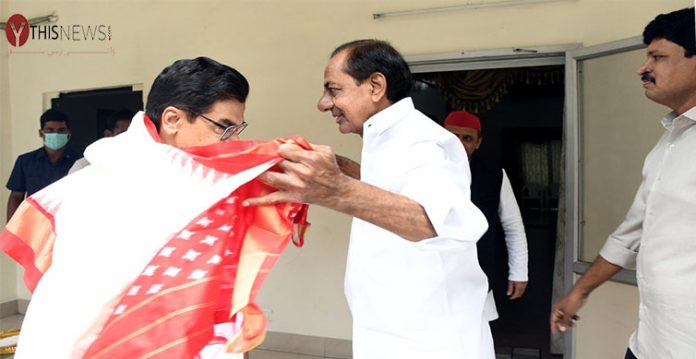 K. Chandrasekhar Rao and Akhilesh Yadav