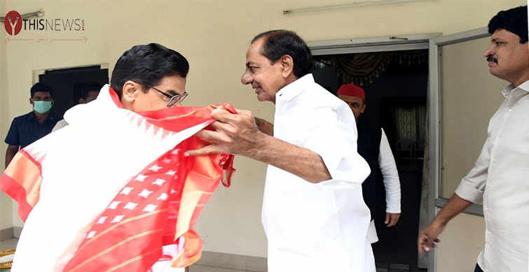 K. Chandrasekhar Rao and Akhilesh Yadav