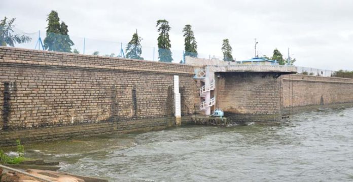 With no significant inflows, gates of Osman Sagar and Himayat Sagar Lakes settled down to low