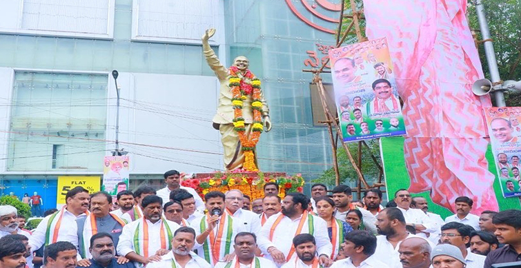 telangana congress demands ysr memorial in hyderabad