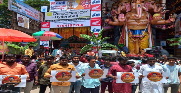 mild tension near khairatabad ganesh as bajrang dal activists stage protest