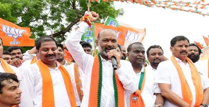 telangana conflict breaks out between trs, bjp workers