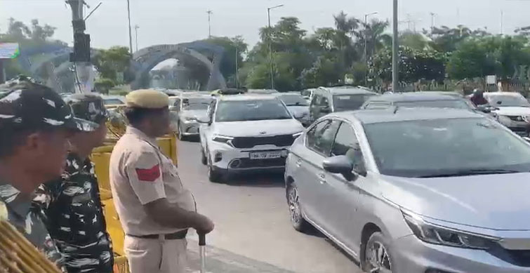traffic slows in delhi as farmers converge for mahapanchayat