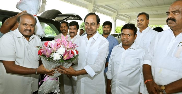 Telangana Chief Minister K. Chandrasekhar Rao Meet Former Karnataka chief minister H.D. Kumaraswamy