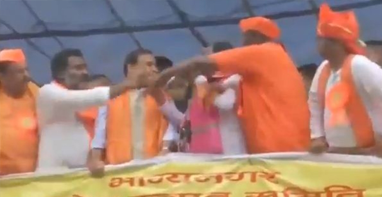 trs leader confronts assam cm at hyderabad rally