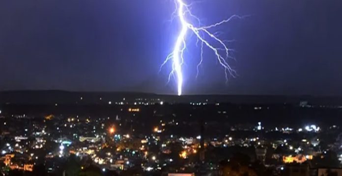 four deaths caused by lightning strikes in two incidents in erstwhile warangal