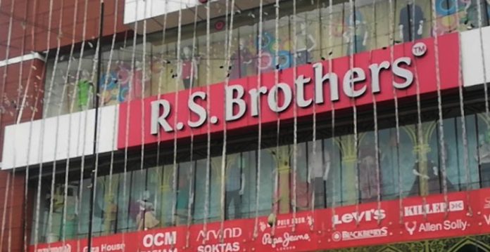 it officials carry out raids on rs brothers stores and offices in hyderabad