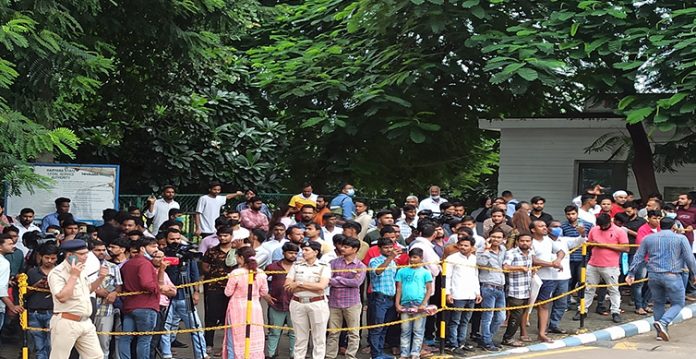mulayam supporters grieve outside gurugram hospital