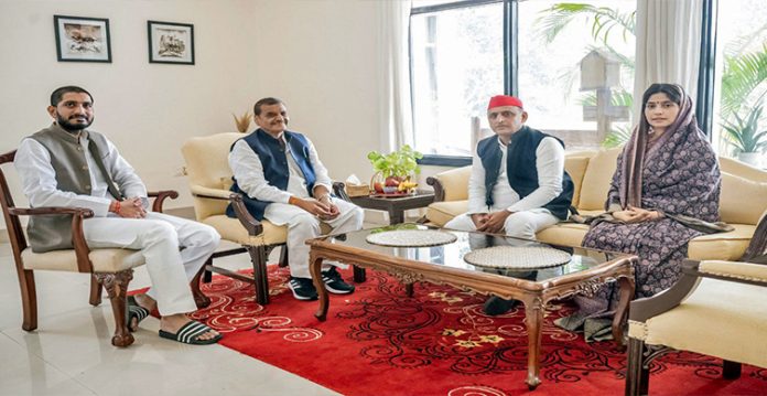 mainpuri bypoll akhilesh, dimple visit shivpal for 'blessings'