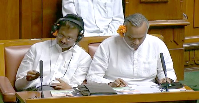 k'taka congress leaders attend budget session with flower on their ears, ridicule cm