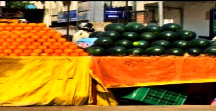 As summer approaches, oranges and melons flood wholesale markets in Hyderabad