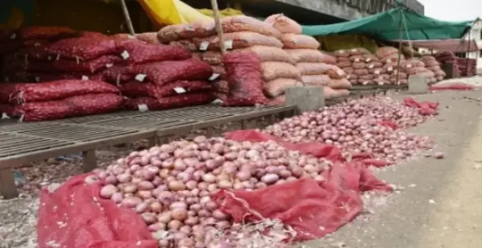 Markets flooded with huge stocks of onions, causing onion prices to drop