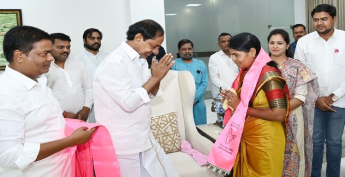 Several women leaders from Maharashtra join BRS in presence of CM KCR