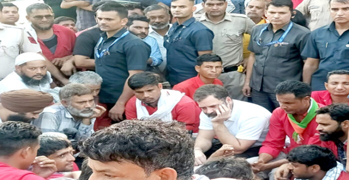 Rahul Gandhi makes surprise visit to Anand Vihar Railway station