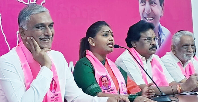 Kathi Karthika Joins BRS Ahead of Telangana Polls