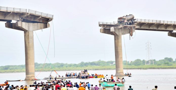 bridge collapes
